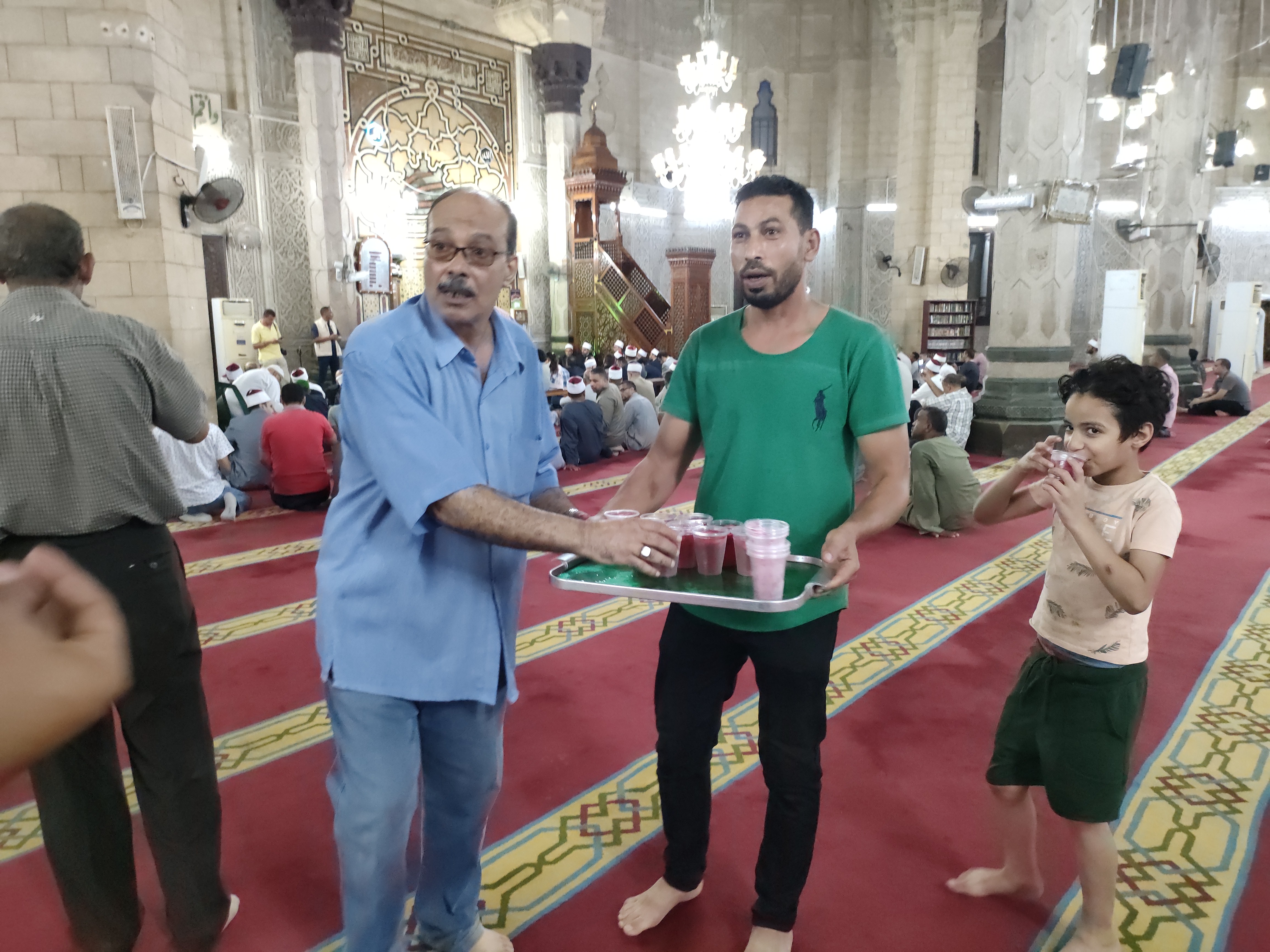 توزيع شربات علي المترددين بمسجد المرسي أبو العباس (4)