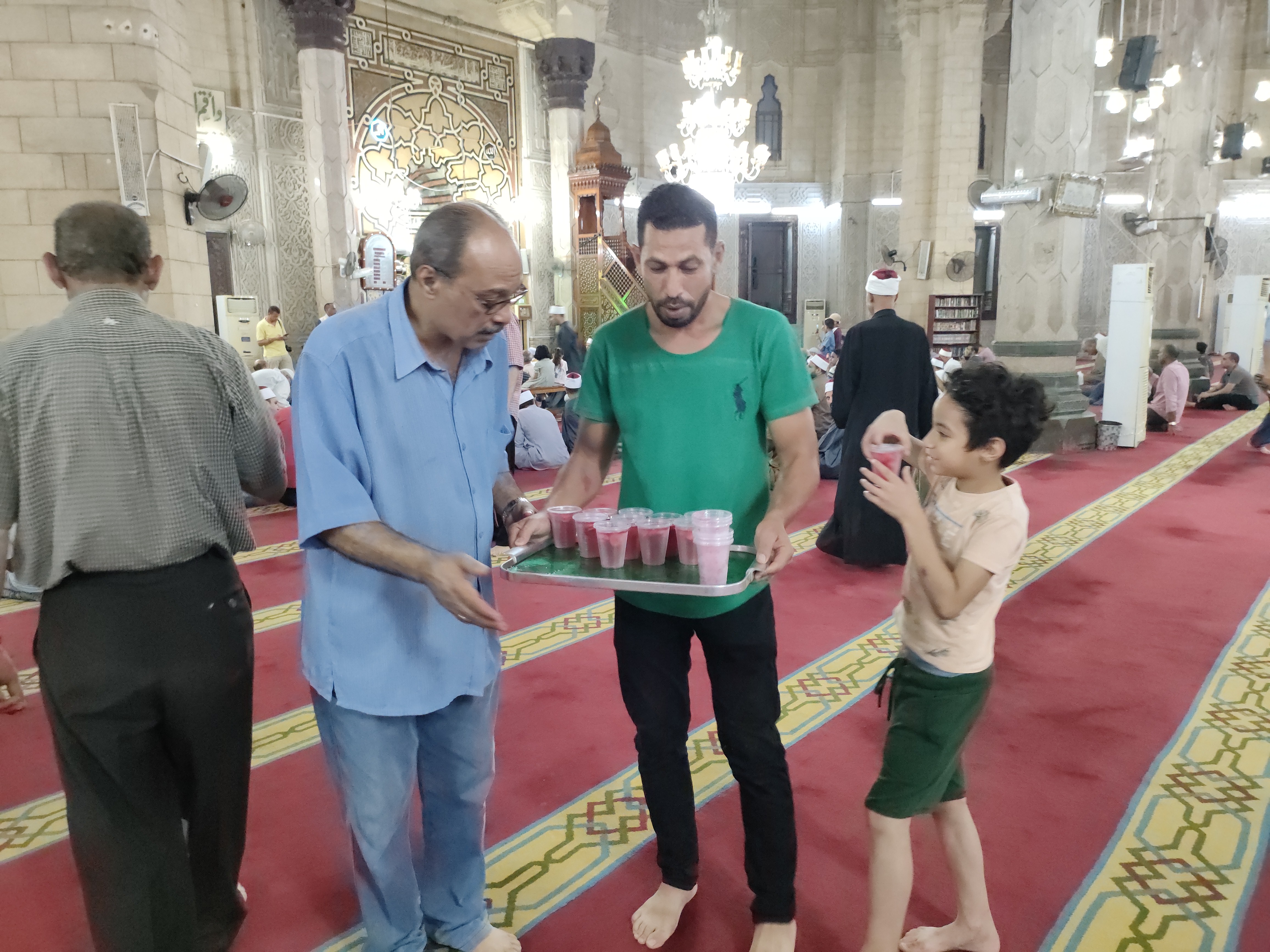توزيع شربات علي المترددين بمسجد المرسي أبو العباس (1)