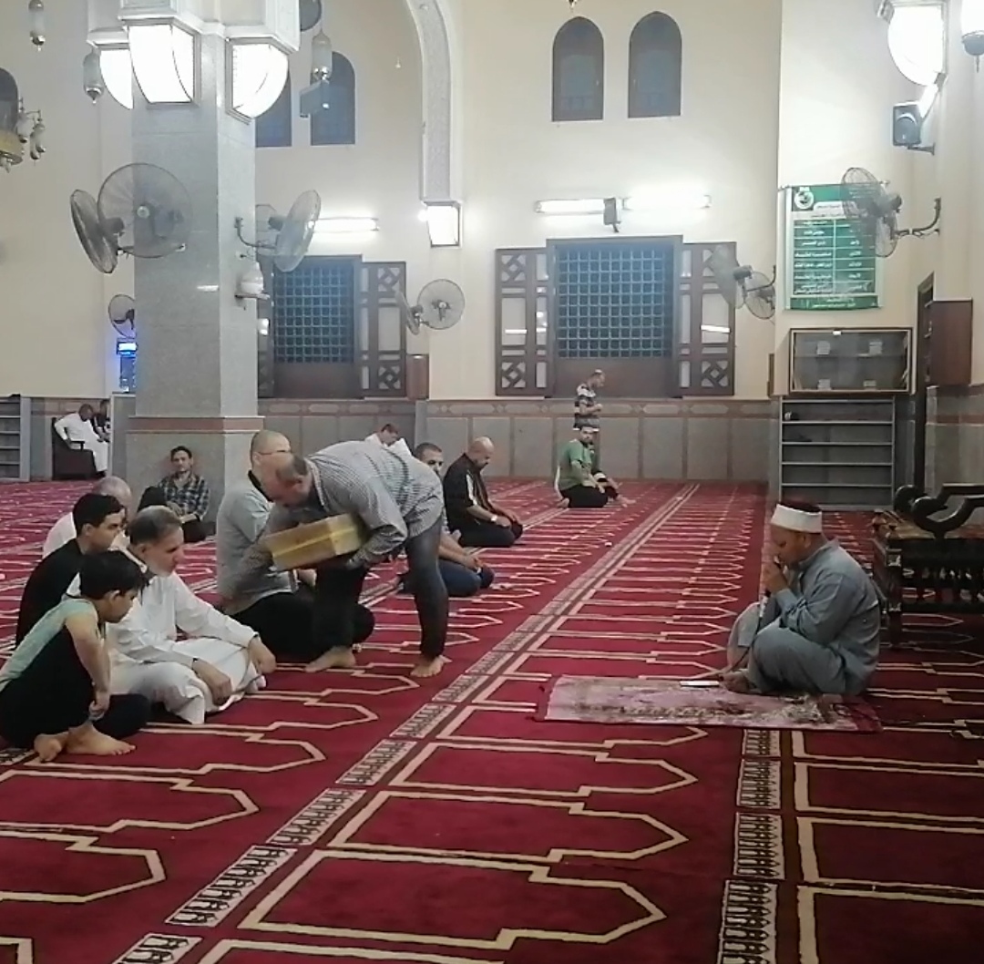 توزيع الحلوي علي المصلين داخل مساجد الدقهلية