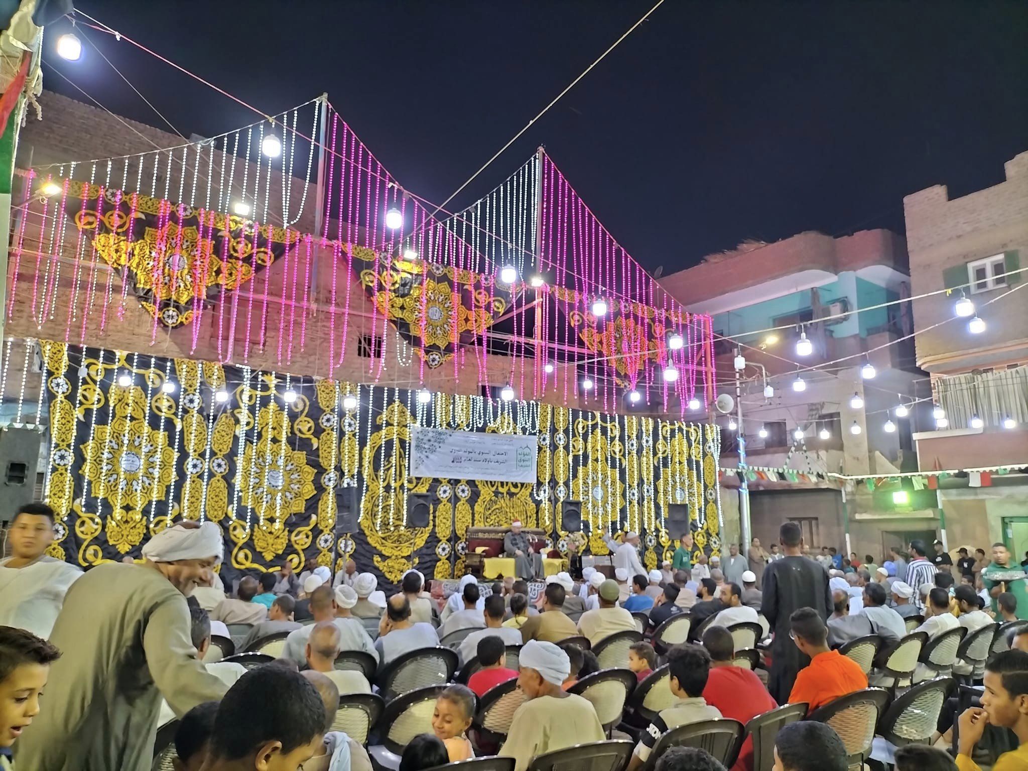 قرية الرزيقات بالأقصر يحتفلون بالمولد النبوى بتجمع المئات لسماع القرآن الكريم