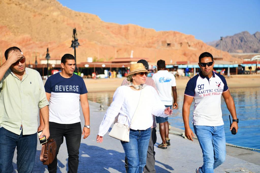 وزيرة البيئة تتعرف على تجربة السياح مع الأنشطة البحرية بشواطئ شرم الشيخ  (7)