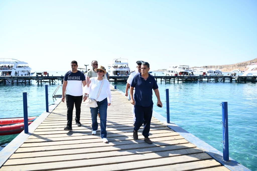وزيرة البيئة تتعرف على تجربة السياح مع الأنشطة البحرية بشواطئ شرم الشيخ  (3)