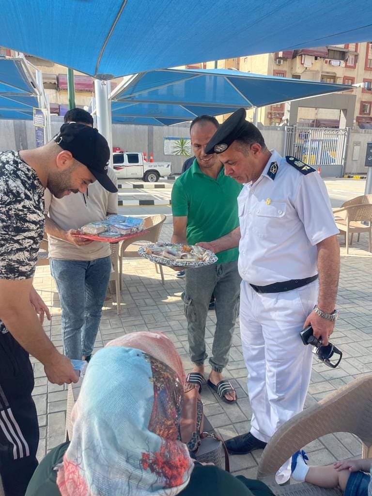 الشرطة توزع حلوى المولد النبوي على المواطنين بمرور بورسعيد (3)