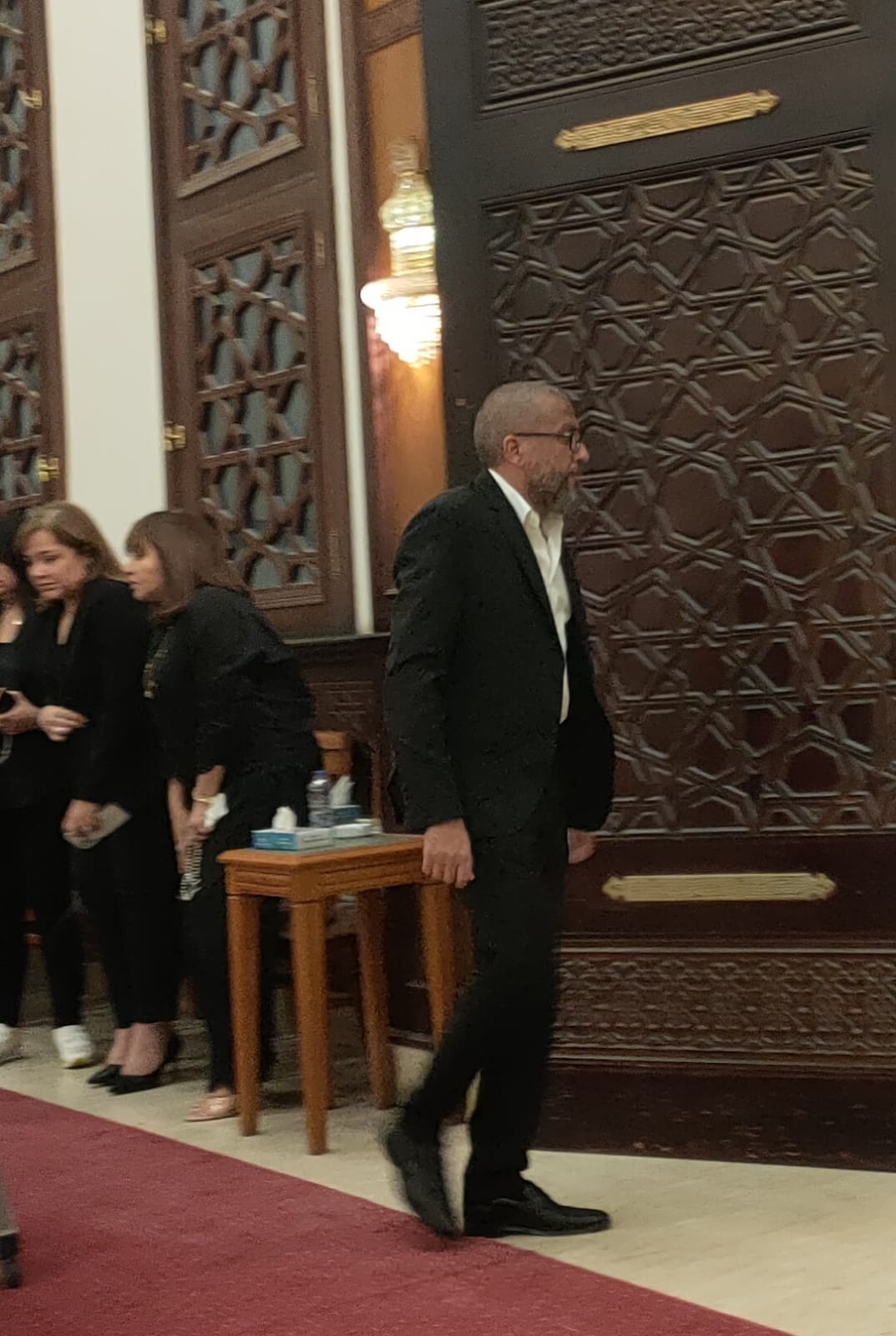 أسرة المخرج الراحل أحمد النحاس  تبدء فى تلقي العزاء بمسجد المشير طنطاوى (3)