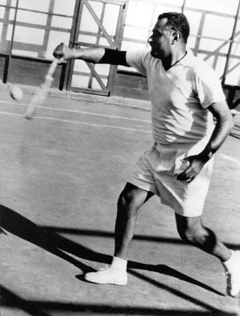 جمال عبد الناصر يلعب التنس
