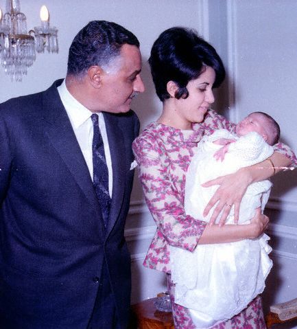 جمال عبد الناصر مع هدى أبنته و حفيدة