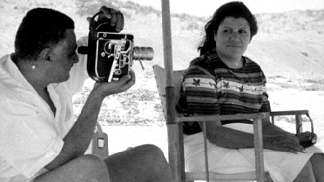 يقوم بتصوير زوجته السيدة تحية و هما على شاطئ البحر