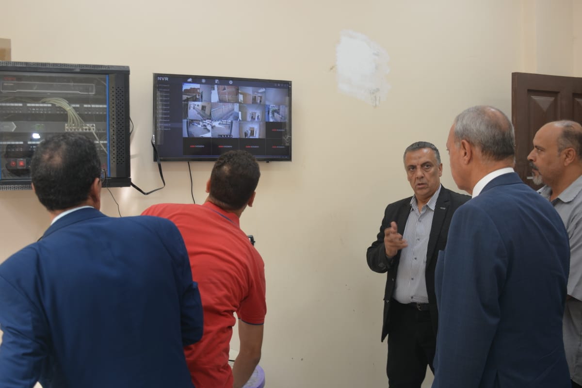 تفقد المبني من الداخل