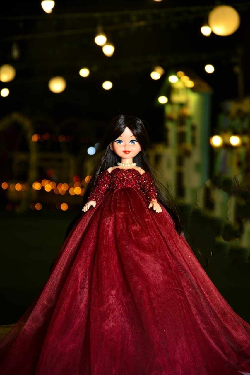 عروسة بفستان أحمر