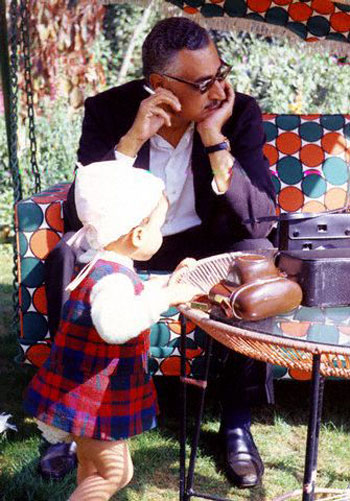 جمال عبد الناصر مع حفيدته