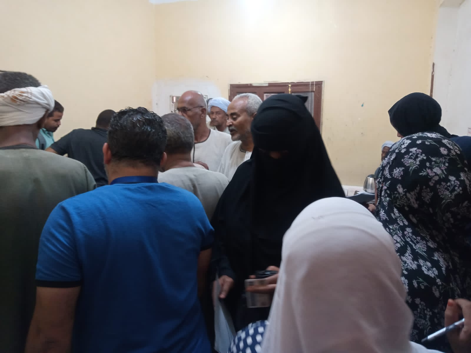 إقبال كبير من المواطنين لتحرير توكيلات انتخابات الرئاسة بمركز دراو بأسوان (3)
