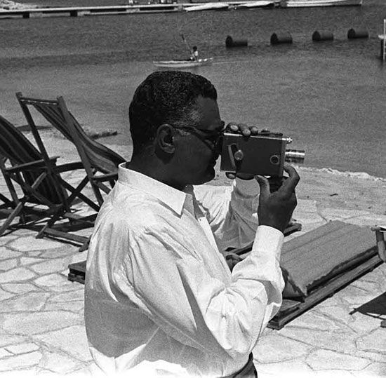 الرئيس السابق عبد الناصر يمارس هواية التصوير أثناء رحلته بيوغوسلافيا