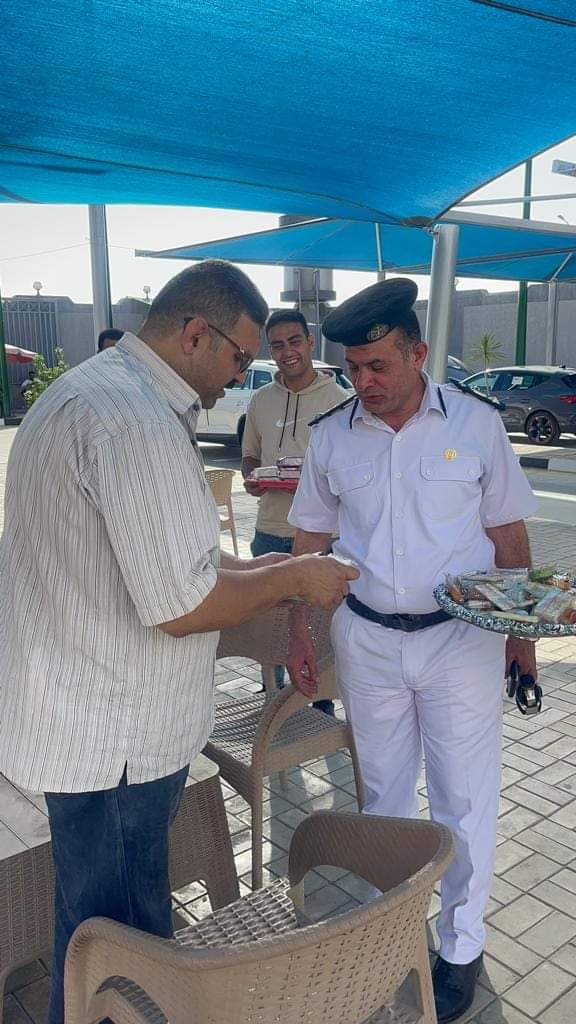 الشرطة توزع حلوى المولد النبوي على المواطنين بمرور بورسعيد (2)