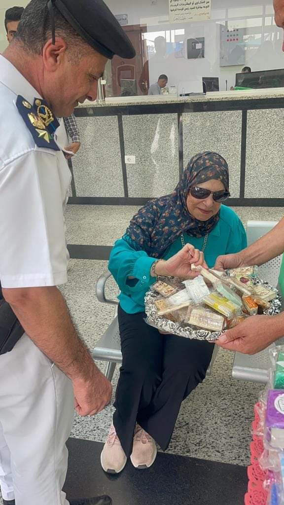 الشرطة توزع حلوى المولد النبوي على المواطنين بمرور بورسعيد (1)