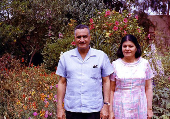 جمال عبد الناصر مع زوجته