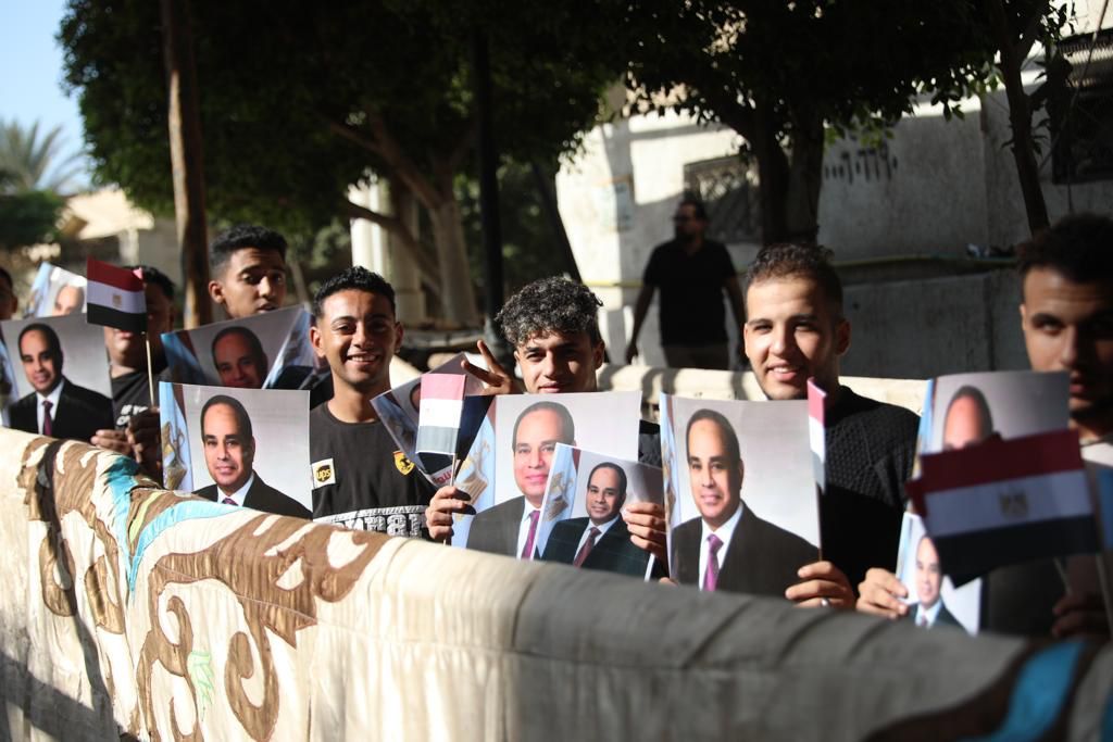 مواطنون يرفعون صور الرئيس السيسي