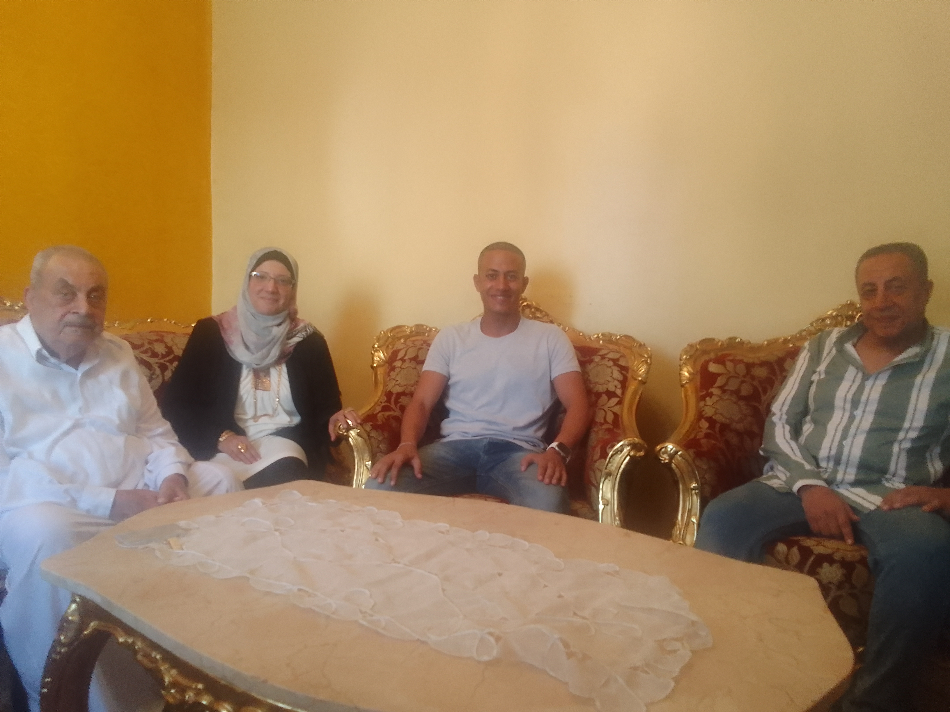 أسرة طالب دمياط عقب تكريم رئيس الجمهورية (1)