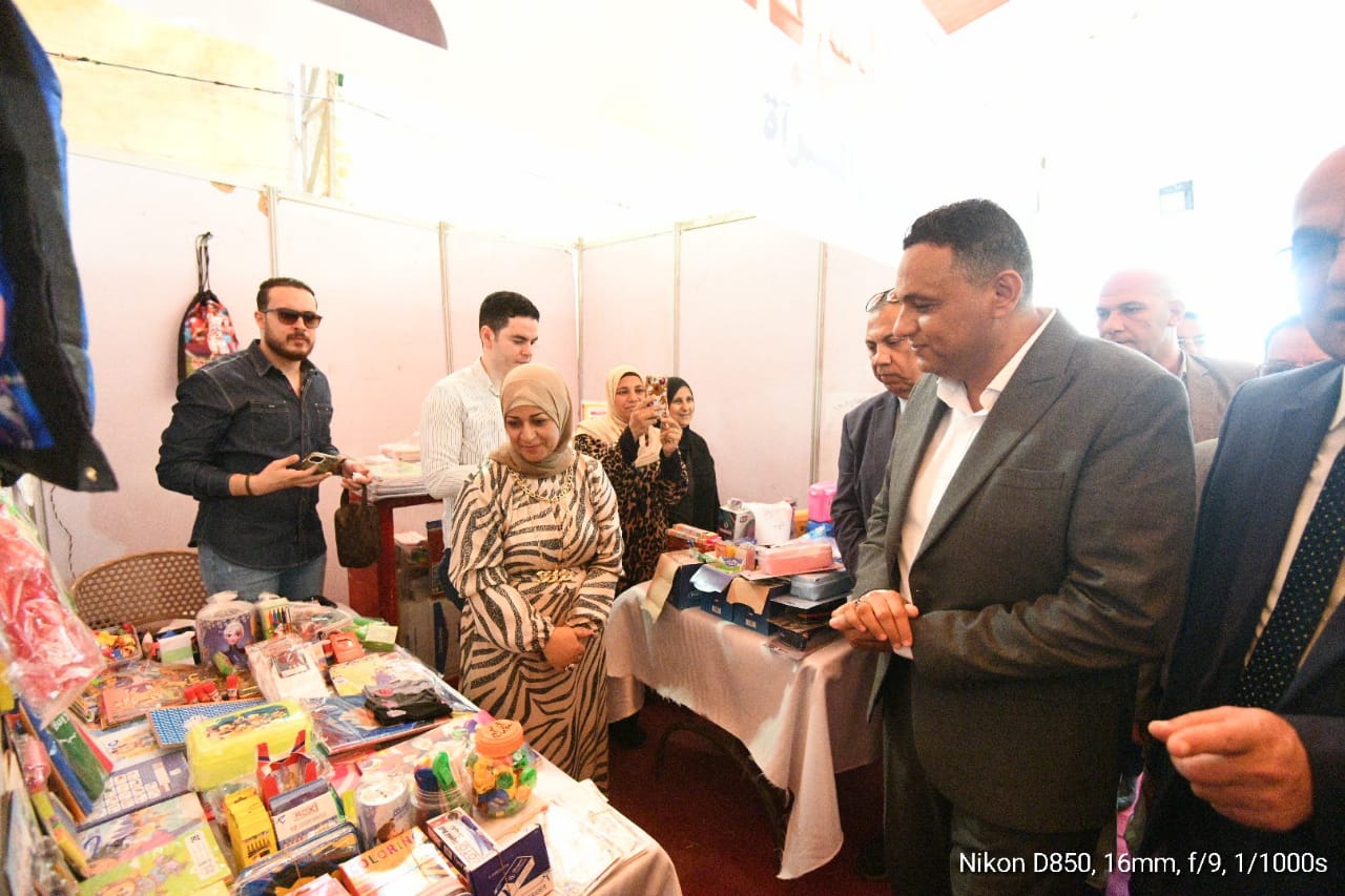 محافظ الدقهلية خلال الجولة