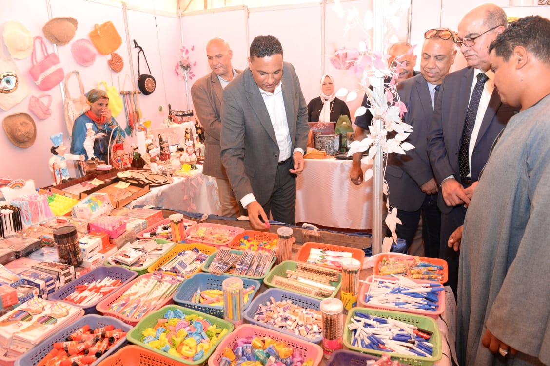 محافظ الدقهلية يتفقد المعروضات فى معرض أهلا مدارس
