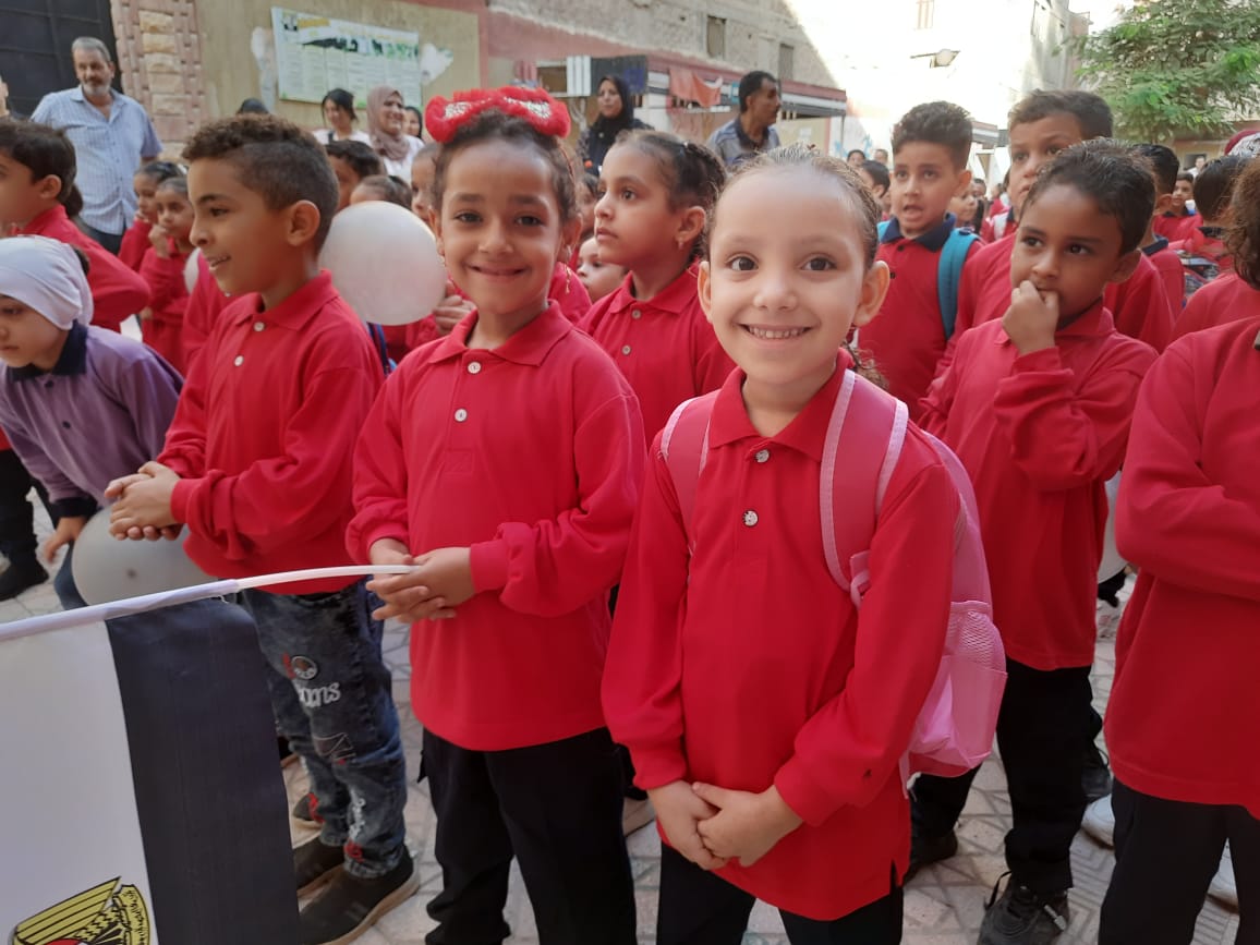 طلاب وطالبات مدراس الإسكندرية اول يوم دراسي