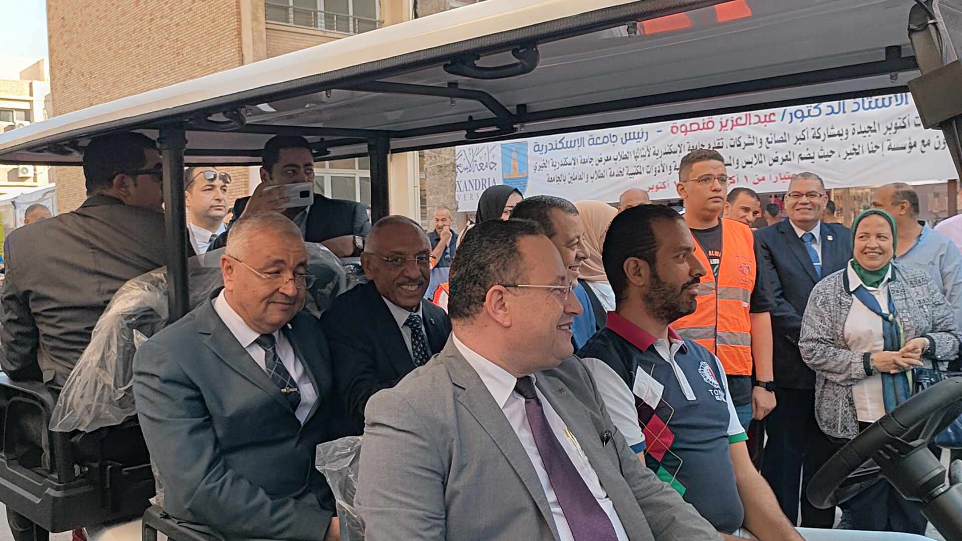 رئيس جامعة الإسكندرية يتفقد سيارة إسعاف جديدة  للطلاب