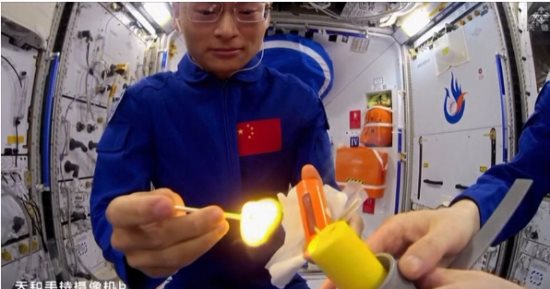 رواد يشعلون عود ثقاب داخل محطة الفضاء الصينية