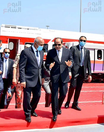 الرئيس السيسي يتفقد القطارات بميناء الإسكندرية