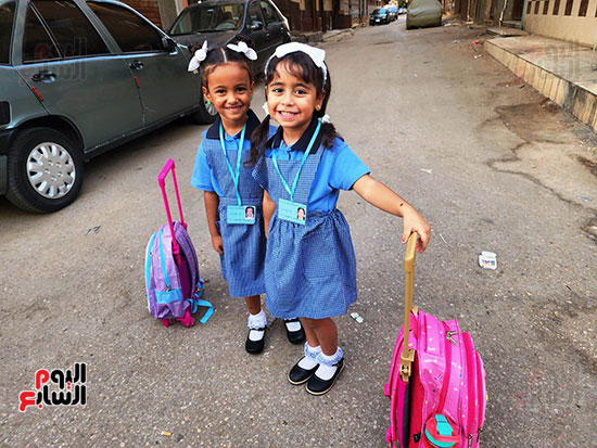 تلاميذ الأقصر ينشرون البهجة فى الشوارع خلال توجههم لأول أيام الدراسة (4)