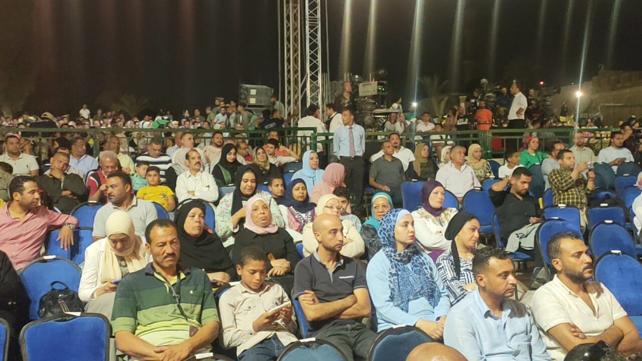 أحمد العمرى ينشد ماشي في نور الله والجمهور يرددها معه (1)