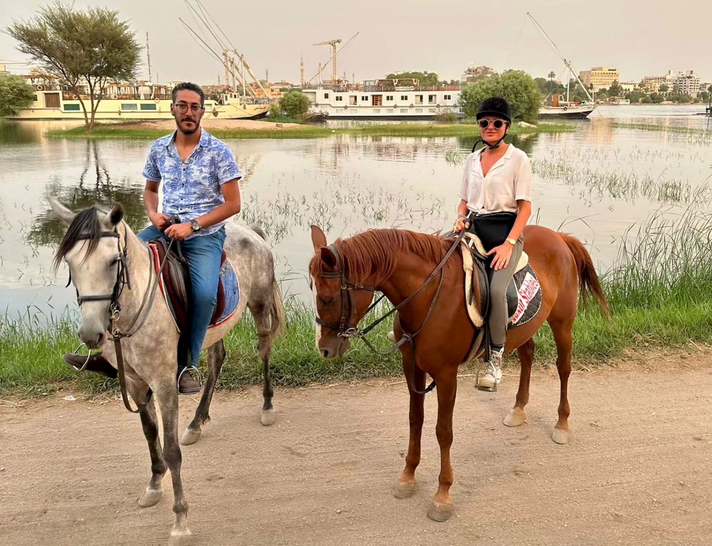 السياح على الخيول مع أبناء غرب الأقصر على ضفة النيل