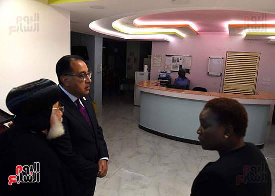 رئيس الوزراء خلال زيارته للمستشفى المصرى القبطى فى نيروبى (14)