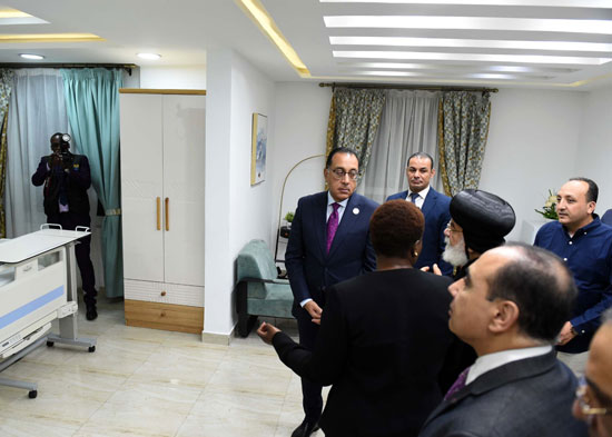 رئيس الوزراء خلال زيارته للمستشفى المصرى القبطى فى نيروبى (1)
