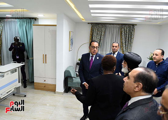 رئيس الوزراء خلال زيارته للمستشفى المصرى القبطى فى نيروبى (17)