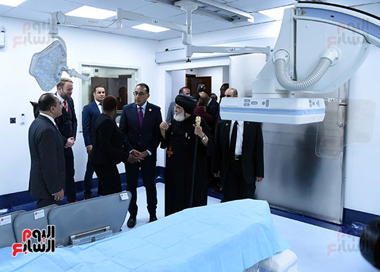 رئيس الوزراء خلال زيارته للمستشفى المصرى القبطى فى نيروبى (2)