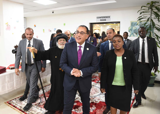 رئيس الوزراء خلال زيارته للمستشفى المصرى القبطى فى نيروبى (4)