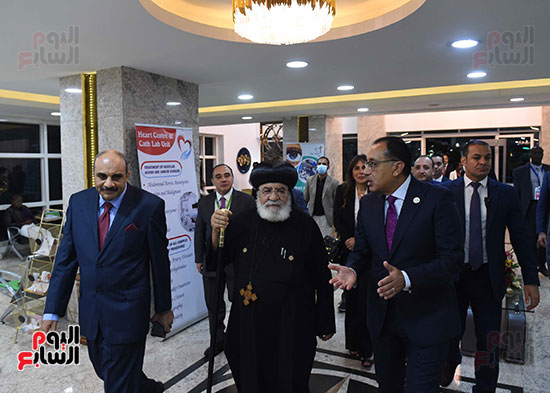 رئيس الوزراء خلال زيارته للمستشفى المصرى القبطى فى نيروبى (7)