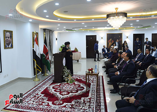 رئيس الوزراء خلال زيارته للمستشفى المصرى القبطى فى نيروبى (9)