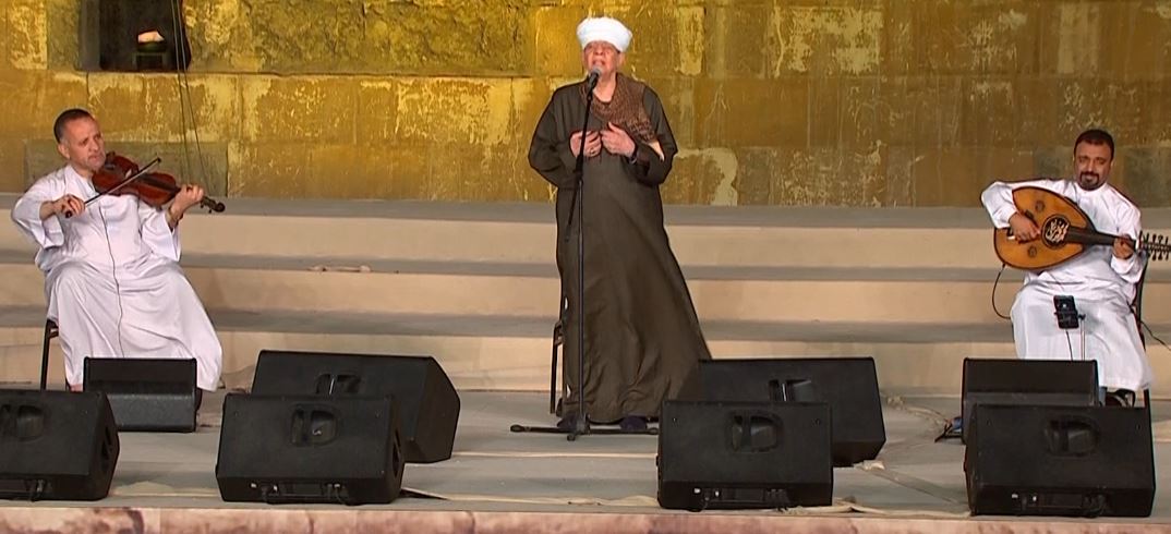 اشادات جمهور القلعة للموسيقي والغناء بحفل الشيخ ياسين التهامي (2)