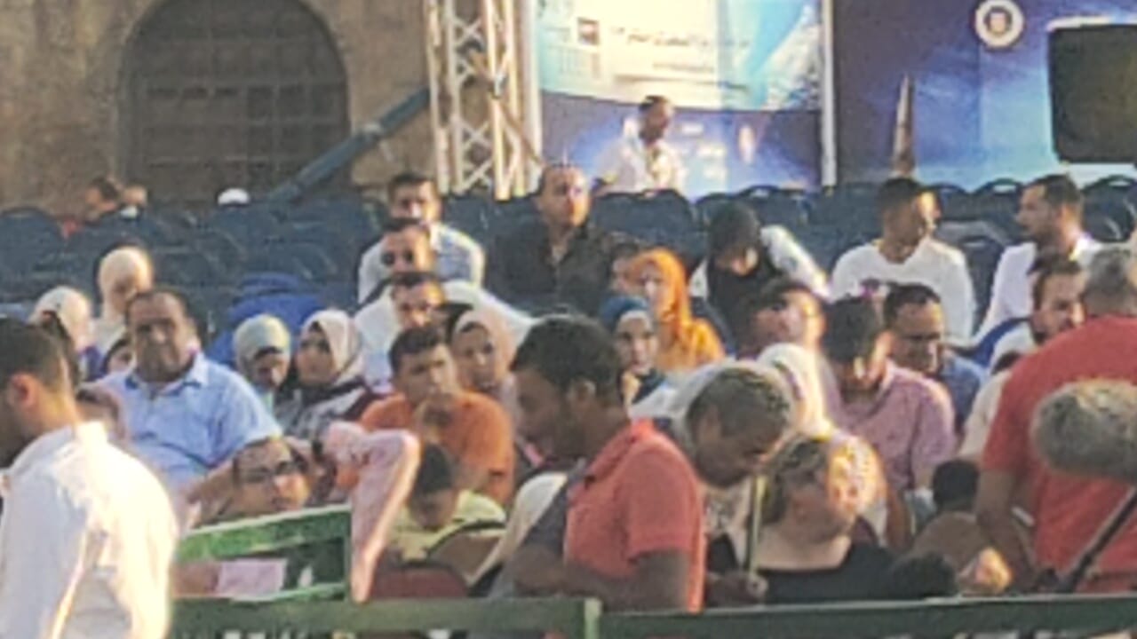 جمهور الشيخ ياسين التهامي يتوافد علي محكي القلعة قبل الحفل بـ٤ ساعات (3)