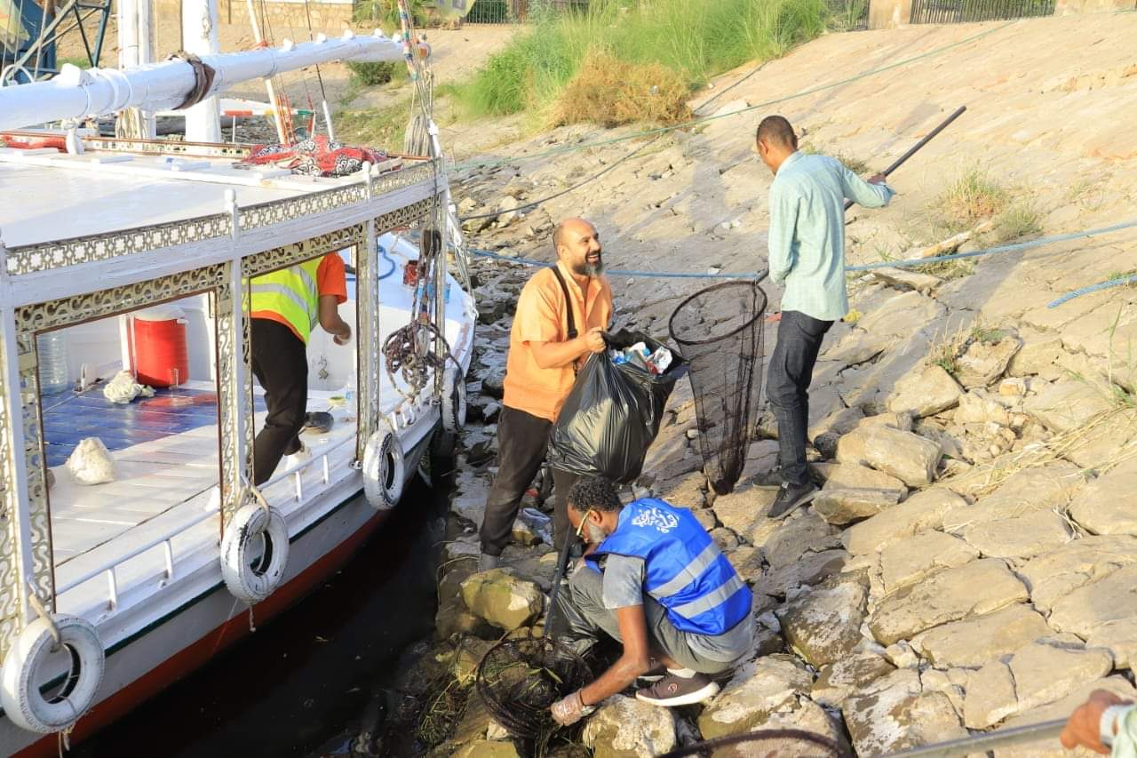 جمع المخلفات من النيل