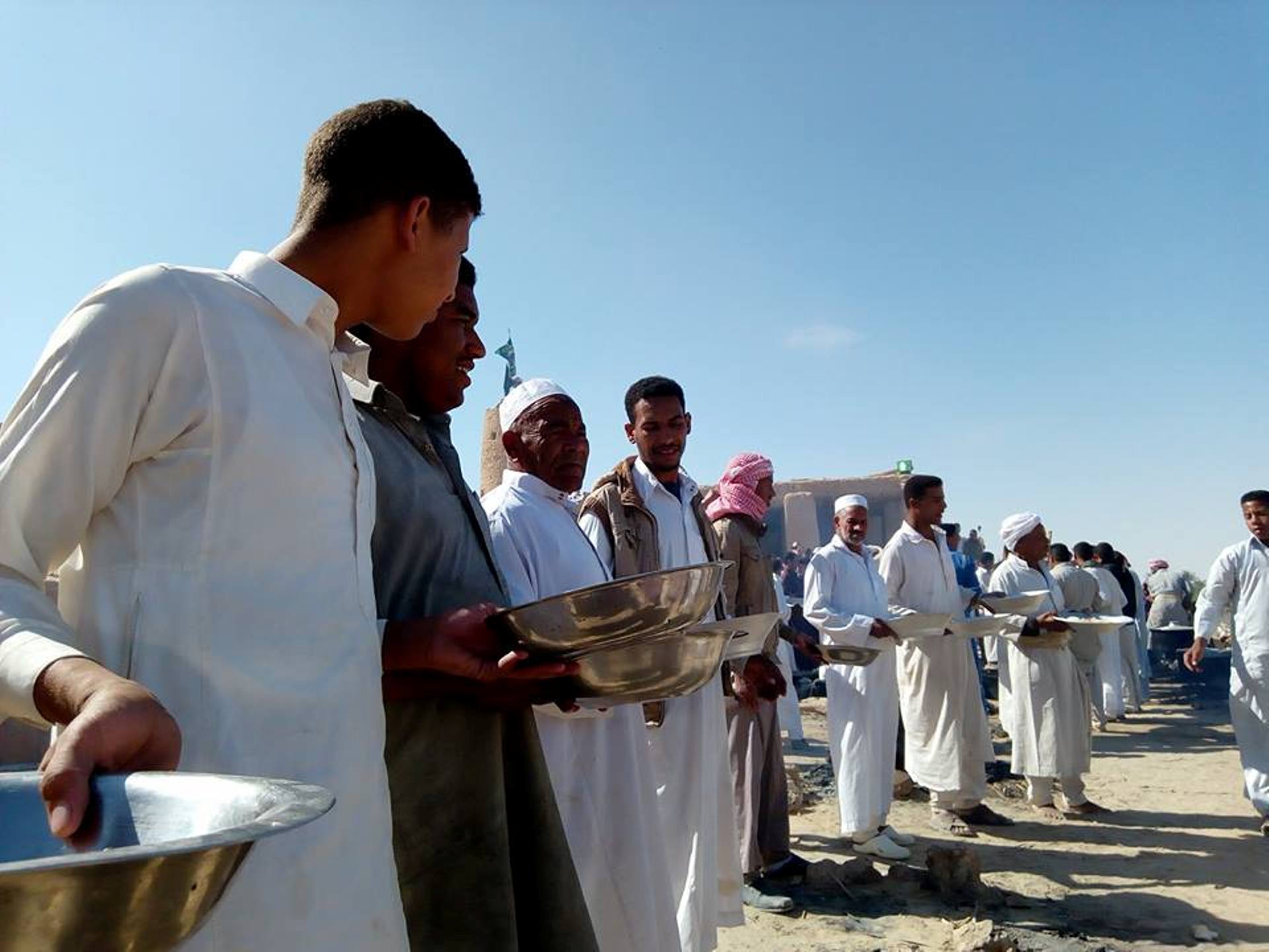 تقديم الطعام لزوار واهالي سيوة في عيد الواحة السنوي