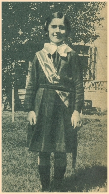 الملكة فريدة في سن العاشرة وهي ترتدي زي المدرسة