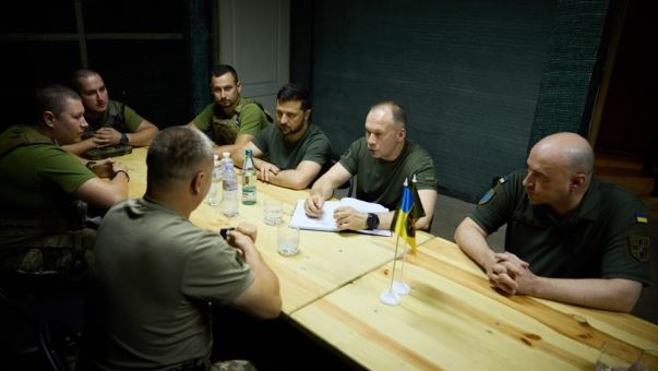 زيلنيسكي مع قيادات الجيش الأوكراني