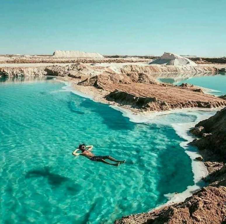 متعة السباحة في بحيرات الملح في سيوة
