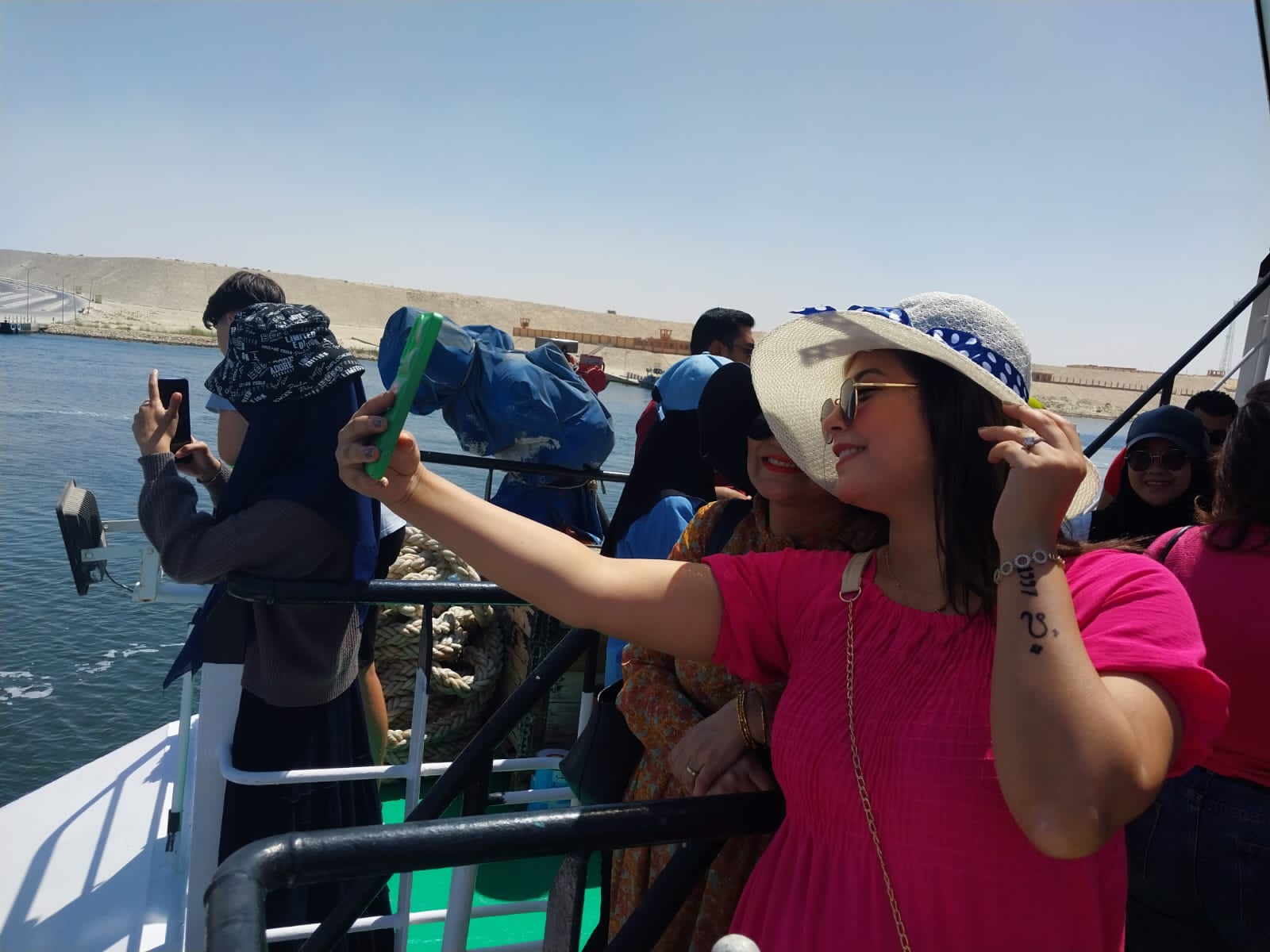 جولة بحرية بقناة السويس للفِرق المشاركة بمهرجان الإسماعيلية (5)