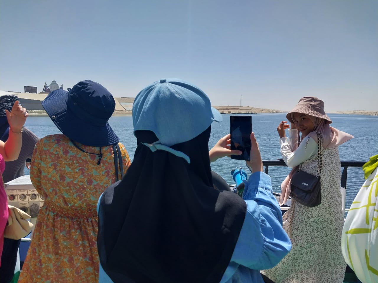 جولة بحرية بقناة السويس للفِرق المشاركة بمهرجان الإسماعيلية (11)