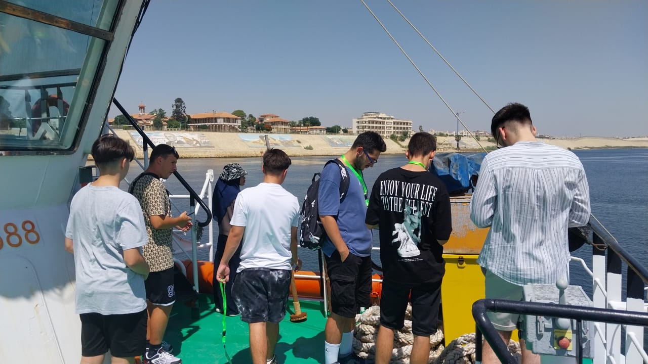 جولة بحرية بقناة السويس للفِرق المشاركة بمهرجان الإسماعيلية (8)