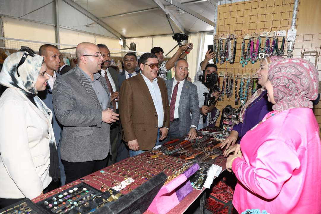 المحافظ يتفقد المعرض