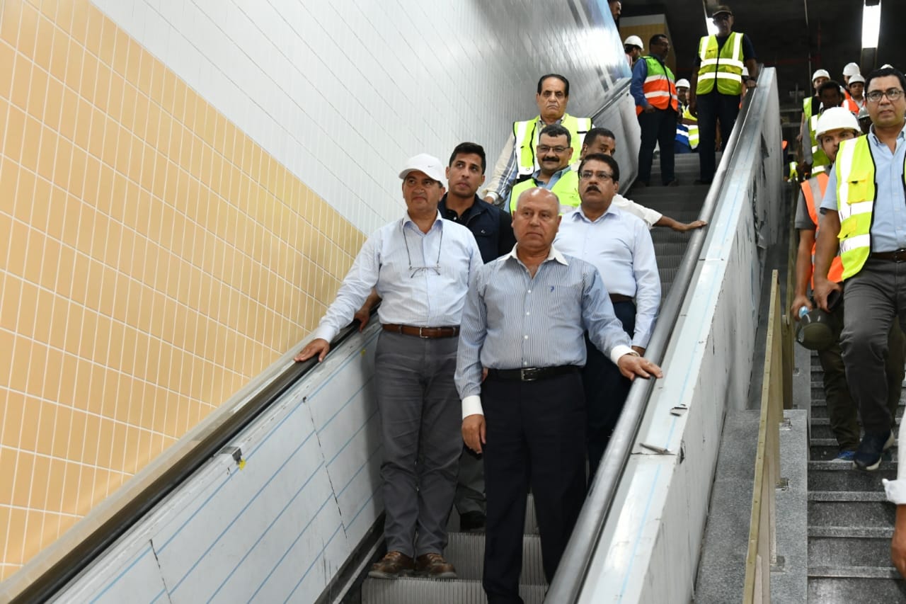 وزير النقل على سلالم المترو وزير النقل على سلالم المترو