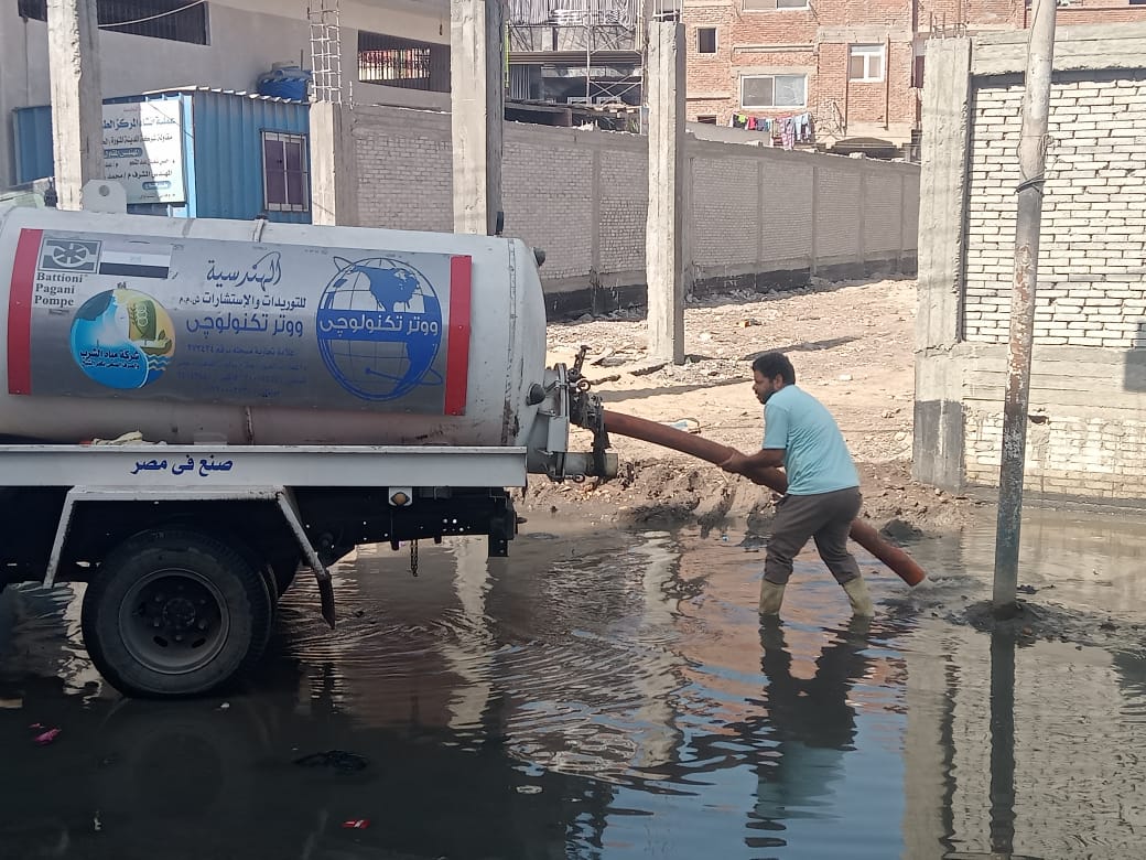 رفع  المياه من شوارع قرية الحراوي